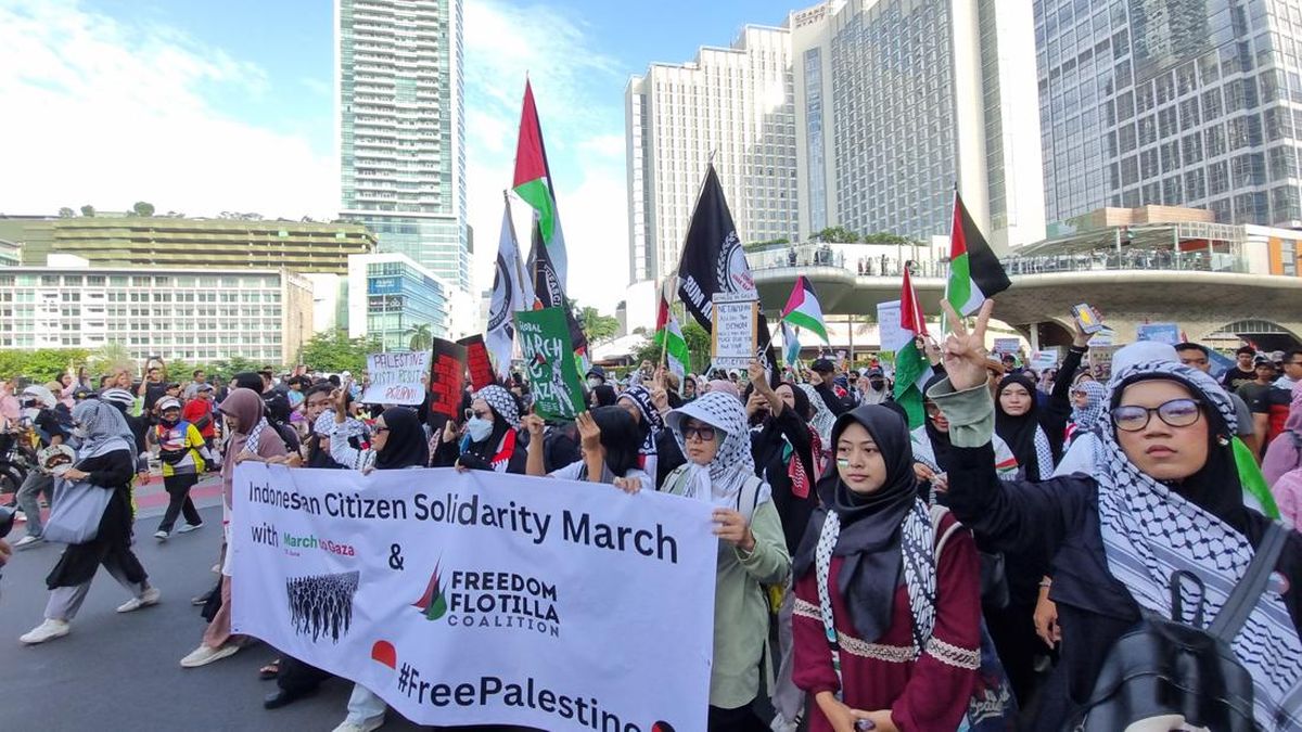 ribuan-warga-padati-bundaran-hi-serukan-solidaritas-untuk-palestina-lewat-aksi-global-march-to-gaza